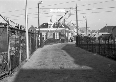 76615 Gezicht op de spoorwegovergang in de Oosterspoorweg aan de Notebomenlaan te Utrecht, uit het westen, tijdens het ...